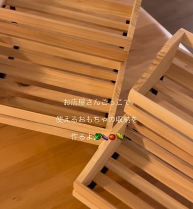 【100均DIY】セリアのアイテムで遊びながら片付けられる〈お店屋さん風おもちゃ収納〉が完成！おしゃれな見た目に「マネしたいです」と反響