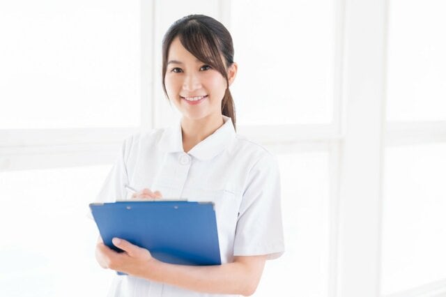 看護師の平均年収はいくら？看護助手との違いや正社員・パートの割合