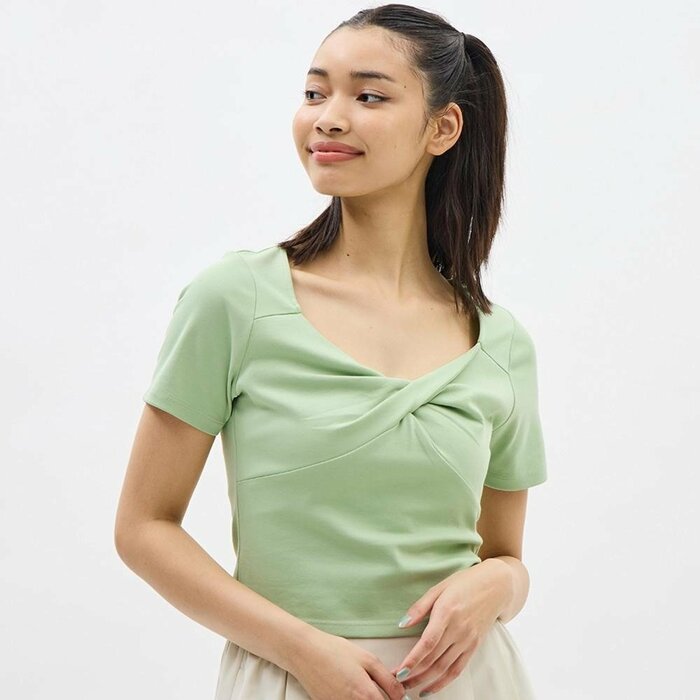 GU公式、フロントツイストT着用例画像