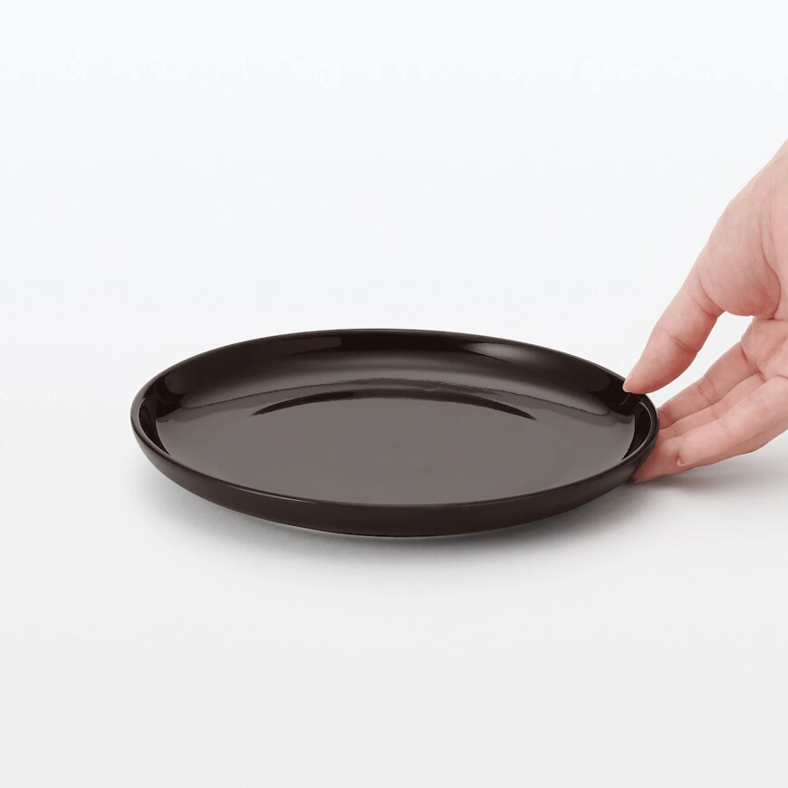 フチに少し高さのあるデザインがポイントです／出所：無印良品公式 日常の器 プレート 中