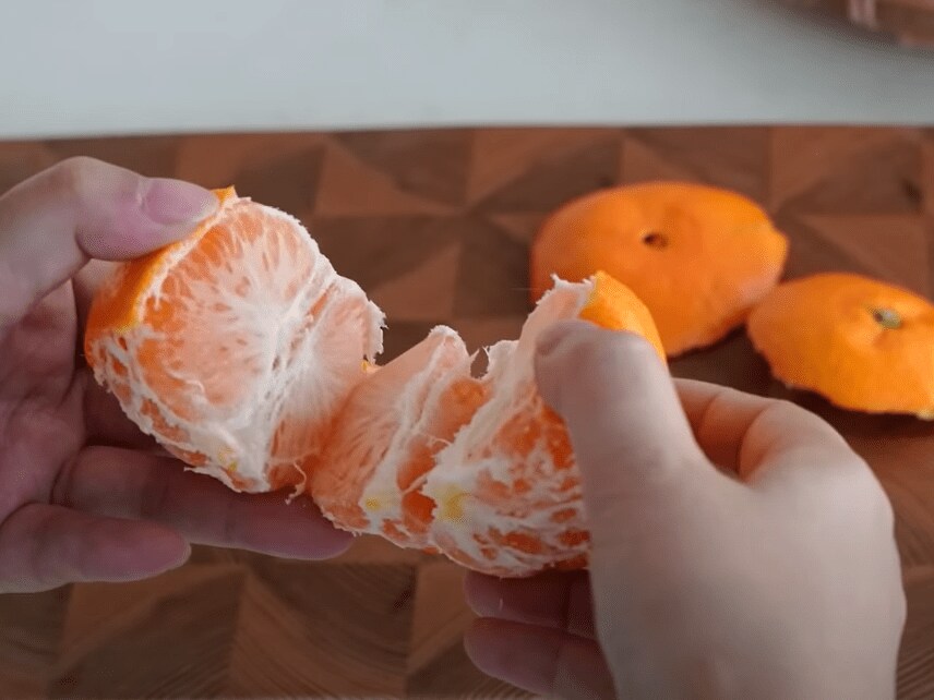 出所：BUZZMAFF ばずまふ（農林水産省）「農水省職員のみかんのむき方」