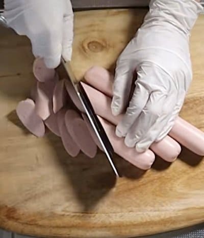 余った魚肉ソーセージを洋風おかずにアレンジ！タッパーに詰める4人分の【満足弁当】が話題