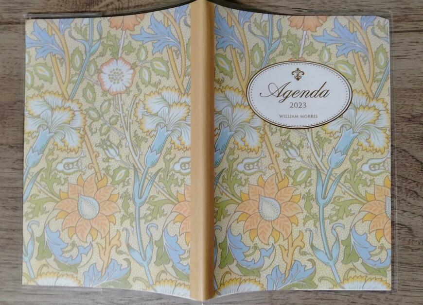 筆者撮影（セリア、B6ダイアリー ウィリアム・モリス 4月始まり 日曜始まり）