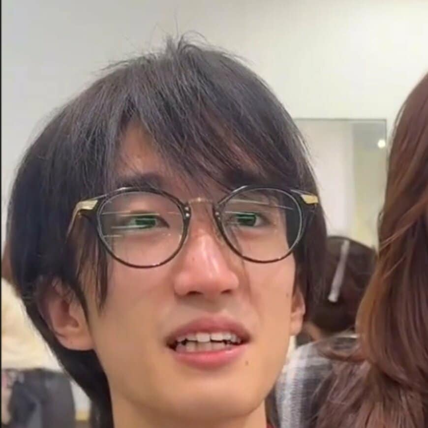 【大変身】眼鏡に合うお任せカットを希望する男性が大胆イメチェン！「だいぶスッキリしましたね！」と大成功の仕上がりに