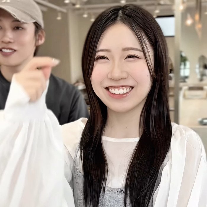 センター分けのロングヘア女性→上品で可愛い〈前髪ありのくびれミディアムスタイル〉に！「めっちゃいい！」と笑顔満開