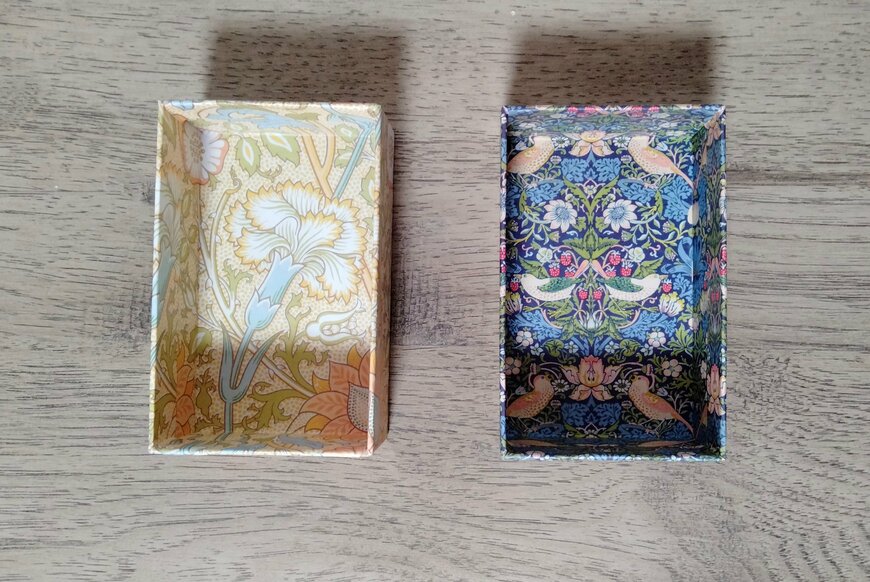 筆者撮影（セリア、文具小物収納BOX 長方形トレー マスターピースコレクション/WM）