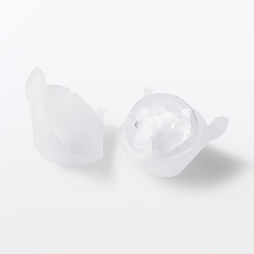シリコーン製の容器を使って氷を作ります
