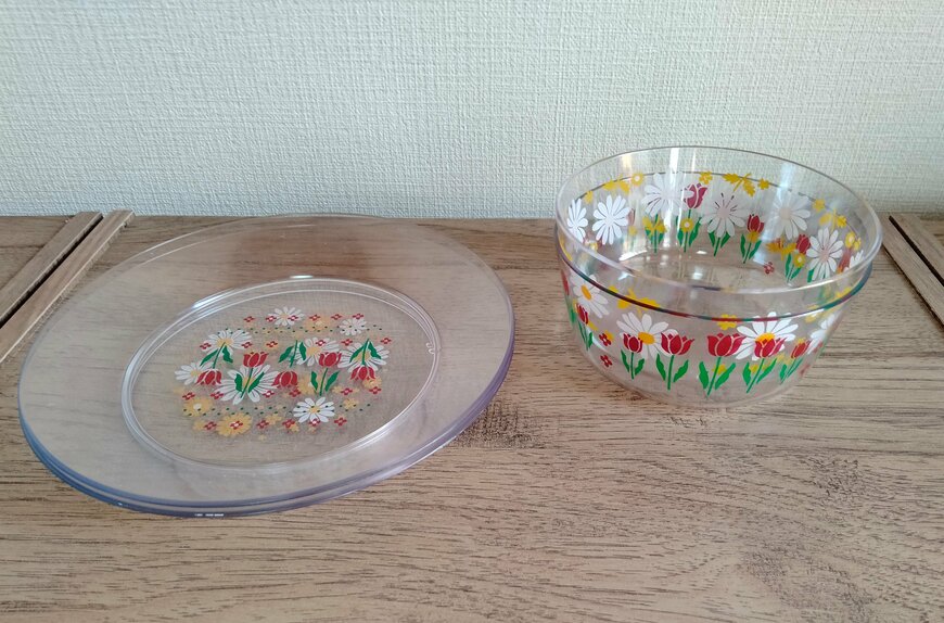 筆者撮影（セリア、クリアプレート1P レトロフラワー・クリアボウル1P レトロフラワー）