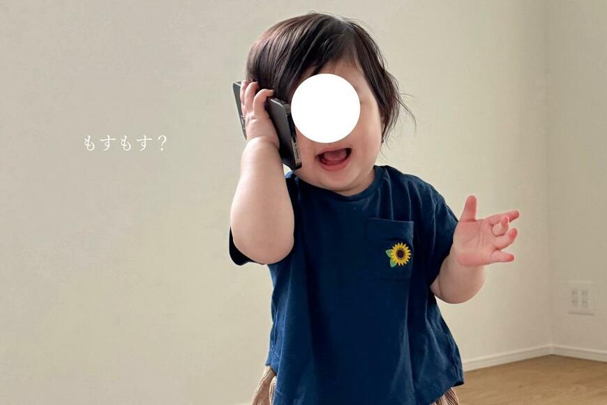 君なら即戦力になれるよ！ 1歳児が大人の電話シーンを「完コピ」で思わず大爆笑