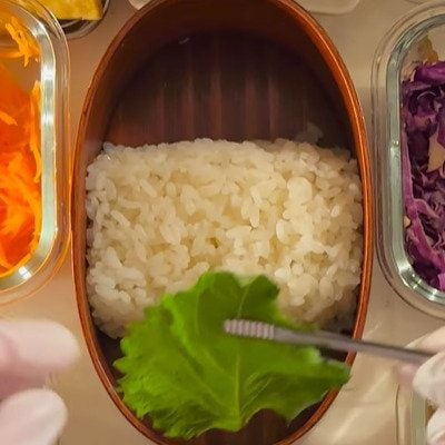 おかず盛り盛りで食べ応え満点！母が娘に作る可愛い【和食弁当】ご飯を真ん中にして両側におかずを詰めていくアイデアに注目