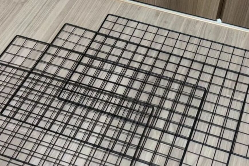 【簡単DIY】キッチンがスッキリ「100均のワイヤーネット」が…　ラクに移動できる〈分別ゴミ箱〉に変身