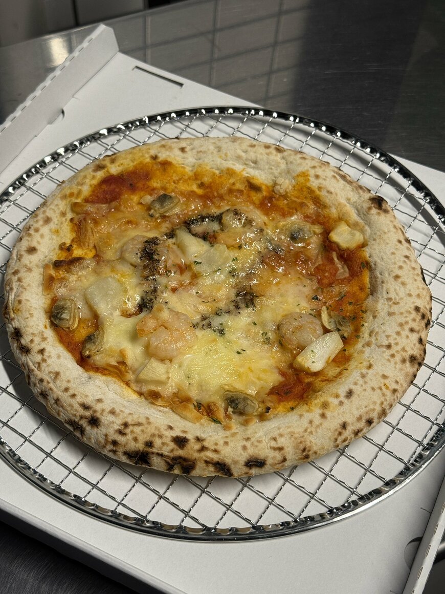 自動販売機で購入した焼きたてピザ