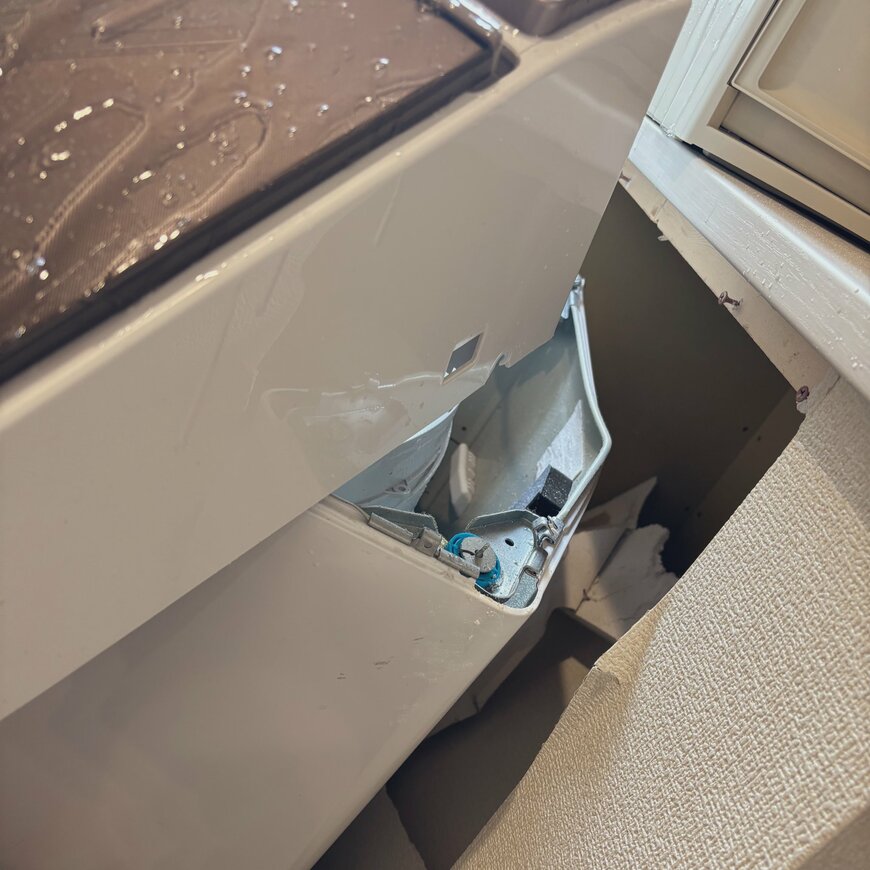 洗濯機の爆発で壊れてしまった家の壁