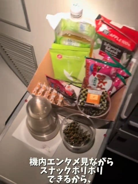 機内エンタメを見るときにはスナックをポリポリ