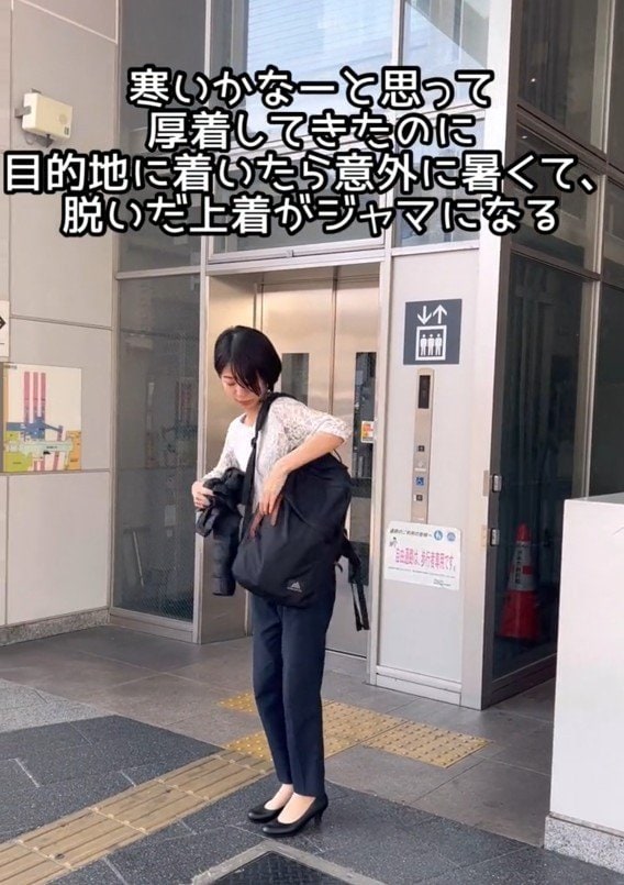 脱いだ上着をしまう様子