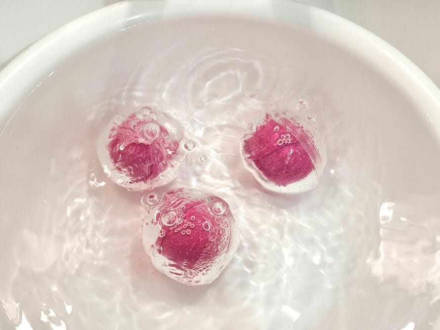 水中に浮く水まんじゅうのようなもの