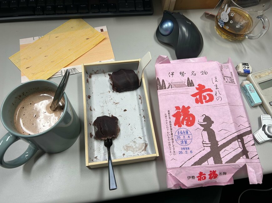 研究室で食べた赤福1箱とカフェオレ