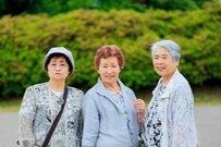 【住民税非課税世帯】70歳代は35％が該当。シニアの貯蓄額は平均いくらか