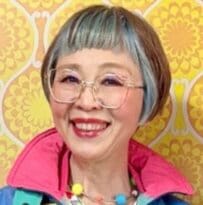 「とってもお似合いです」63歳マダムが着こなすスキーウェアと春ワンピース。ブルーやピンク、イエローを活用したスタイリングが素敵