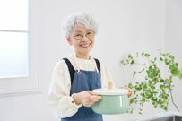 60歳以上のおよそ92.6%が「経済的に不安」【高齢者世帯】ひと月の生活費・70歳代の平均貯蓄額・平均年金月額からリアルな老後を解説