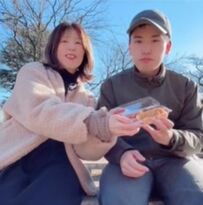 【33歳差カップル】58歳彼女&25歳彼氏のラブラブおやつ時間　公園で食べている物にホッコリ