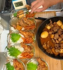 【やる気50％弁当】忙しい会社員主婦が作る〈ルーローハン弁当〉が美味しそう！ごはんが見えないほど具だくさんで満足感たっぷり