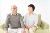 【60歳代】貯蓄3000万円以上の割合は？標準夫婦「会社員の夫と専業主婦の妻」平均的な年金月額はいくら？