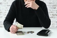50歳代のおひとりさま、年金を60歳から受け取ると「24.0％」減額されて生涯続く《取り消せない繰上げの注意点を確認》