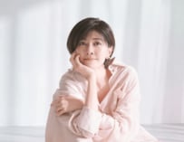 奇跡の50歳「内田有紀」が眩しすぎる！2パターンの極上スマイルで『美的GRAND』表紙に降臨。寺西拓人との年の差ラブストーリーを語る