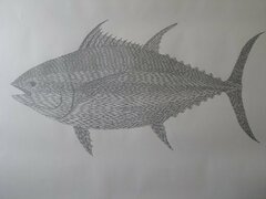 イワシの群れで大きなクロマグロを描いたアート作品 魚の目にこだわった仕上がりに「バケモンだ」
