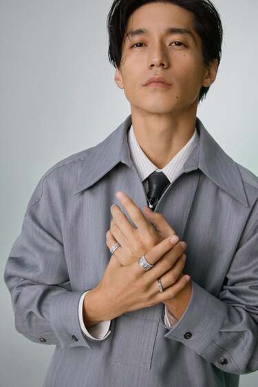 イレニサ PULL OVER SHIRT錦戸亮着用　同型別色 40歳・赤西仁＆錦戸亮の大人の色気！「Numéro TOKYO」表紙に登場