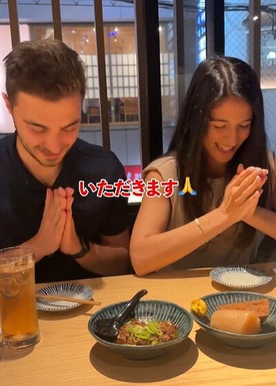 真剣で、どこか初々しい「いただきます」の瞬間