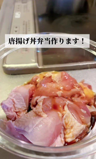 お肉に調味料を揉みこみます