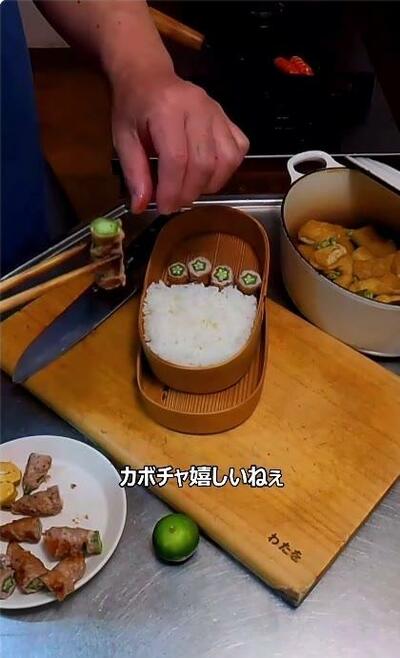 ご飯の奥に並べられていくオクラの肉巻きと、鍋のかぼちゃの煮物