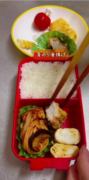 唐揚げを詰めていくところ