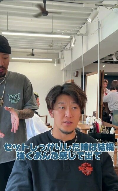 前髪が額にかかる、やわらかく流れるストレートに近い髪の男性（ビフォー）