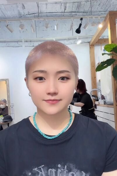 ピンクカラーがかわいい「坊主女子」に変身