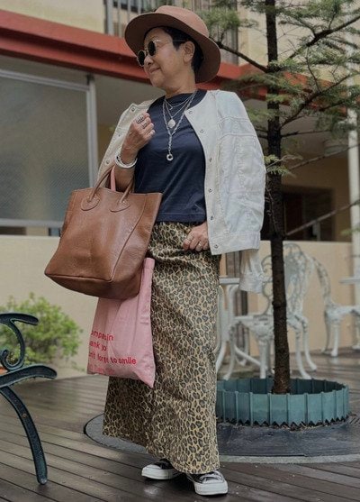 レオパード柄のロングスカートを合わせた秋コーデ