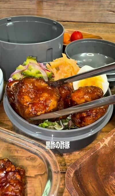 主役の黒酢の酢豚を盛り付ける