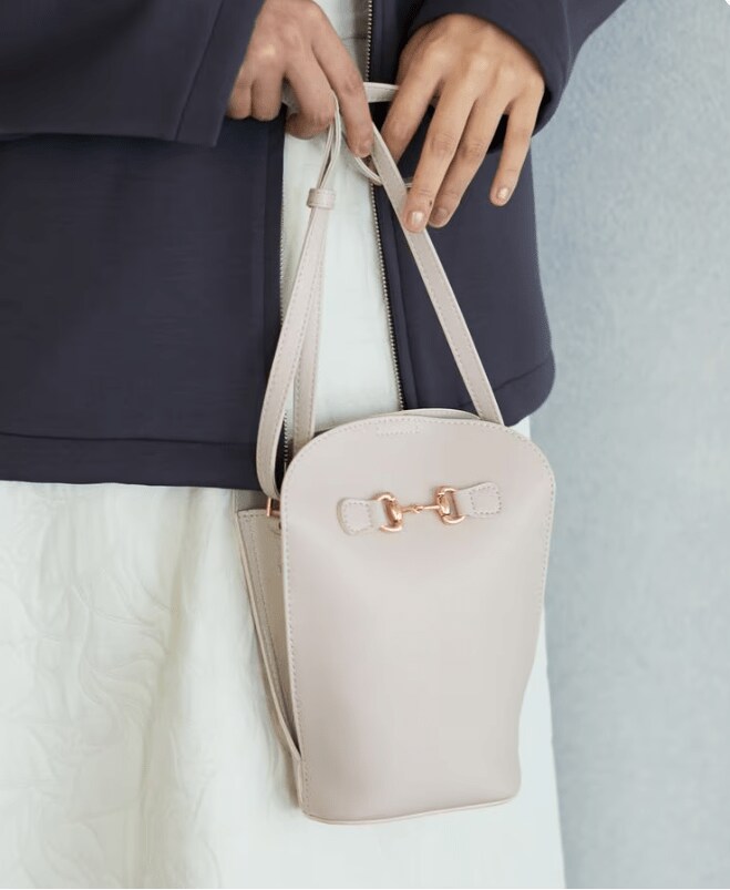 台形のフォルムと楕円底のバケツ型が合わさったミニショルダー