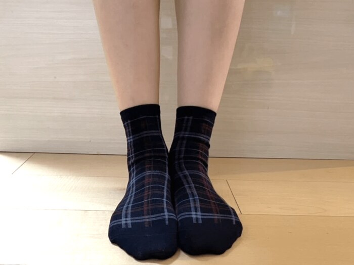 足のサイズ24.5cmの女性が履くと、画像のような丈感です