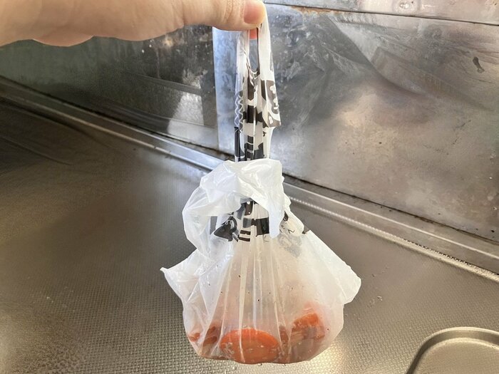 手を汚さずに、簡単にゴミ袋の口を閉じることができました