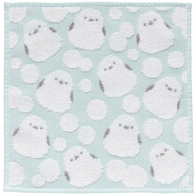 シマエナガが散りばめられた使いやすいサイズのハンドタオル