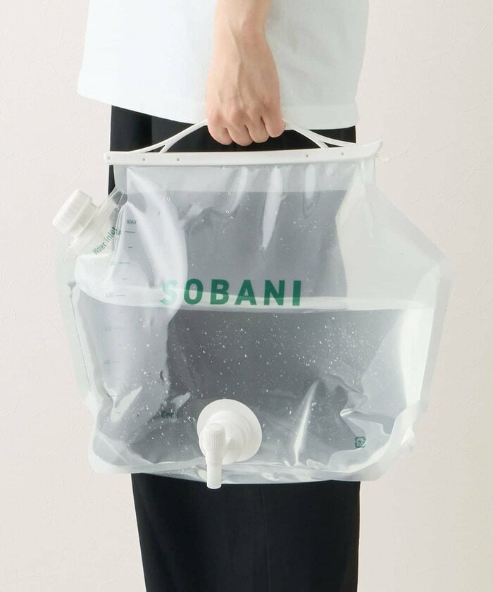 上部にはハンドルが付き、水を入れた状態でもしっかり持って運べます