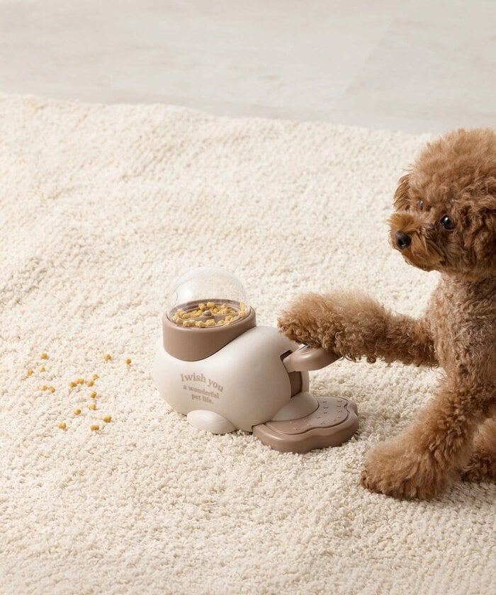 内部のドラムが回転し、フードが少しずつ外に出てくる仕組み