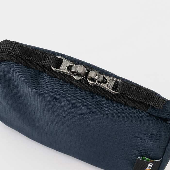 ダブルファスナー仕様で開閉しやすい