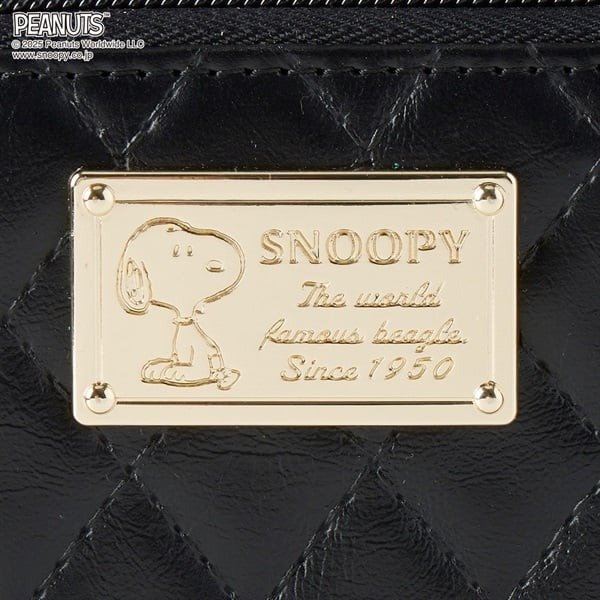 中央で輝く大きめのゴールドブローチ