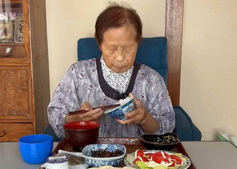 【94歳の長寿飯】おばあちゃんが手作りする“彩り豊かな朝食”にSNSで反響続出！年齢を感じさせない食べっぷりに驚きの声