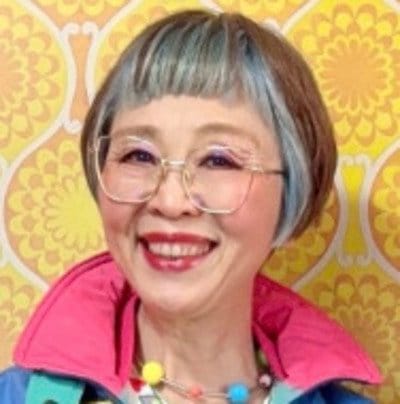 「とってもお似合いです」63歳マダムが着こなすスキーウェアと春ワンピース。ブルーやピンク、イエローを活用したスタイリングが素敵