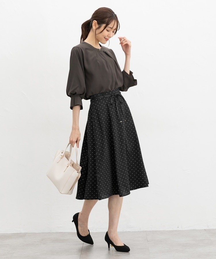 出所：ハニーズ公式　７分袖バンドカラーブラウス